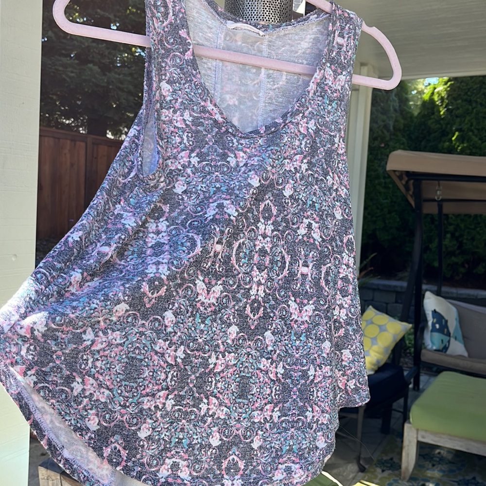 LUSH size XS sleeveless, flowy summer top, sheer detail in back- spring … - Picture 2 of 7